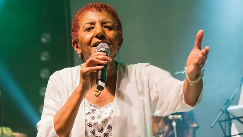 Leci Brandão é internada às pressas no Rio