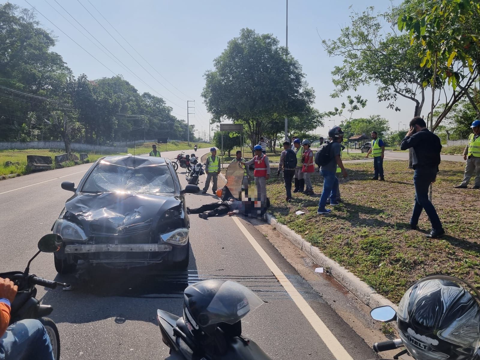 Acidente entre carro e motocicleta deixa dois feridos em Manaus