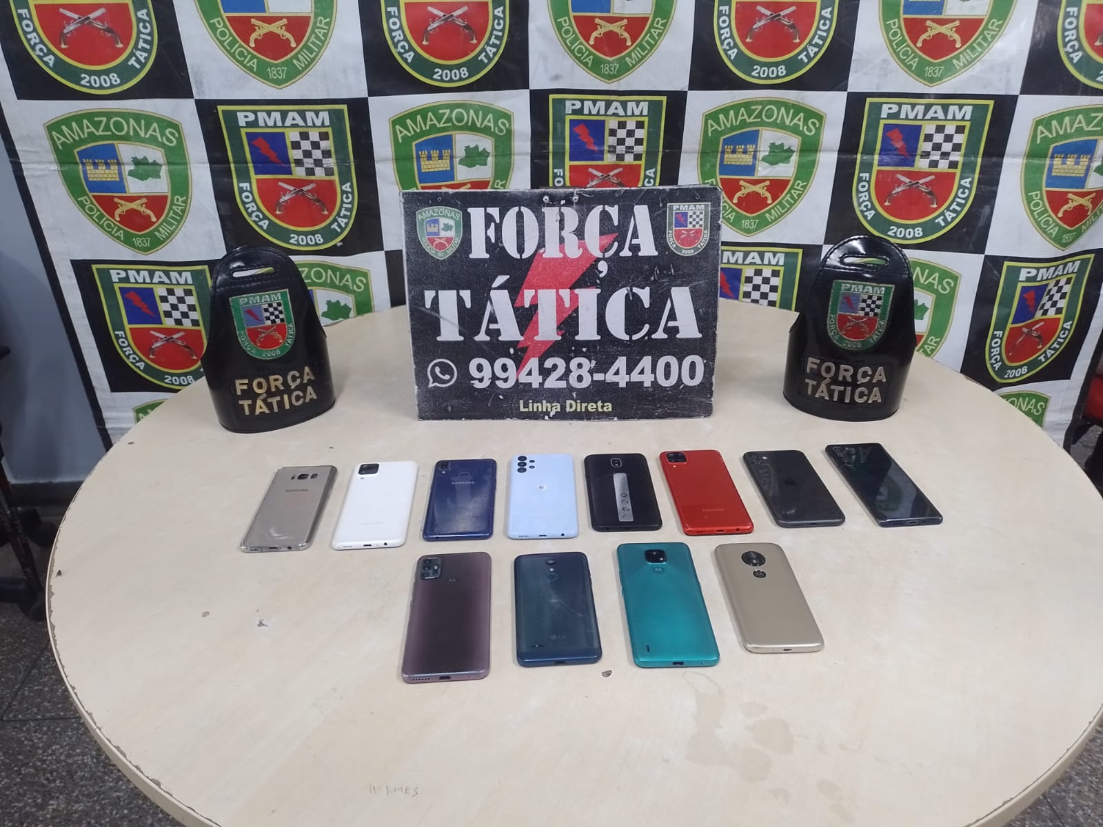 Dupla é presa com vários celulares após assalto a rota em Manaus