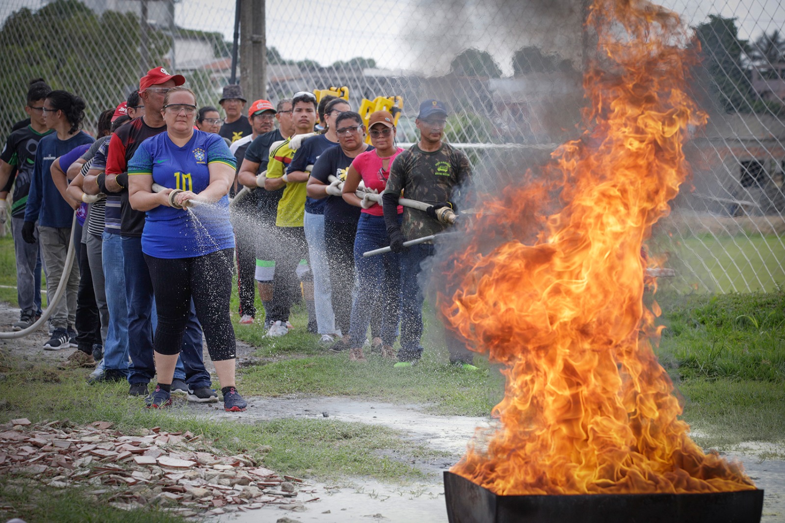 Moradores do Prosamin fazem curso de brigada de incêndio em Manaus