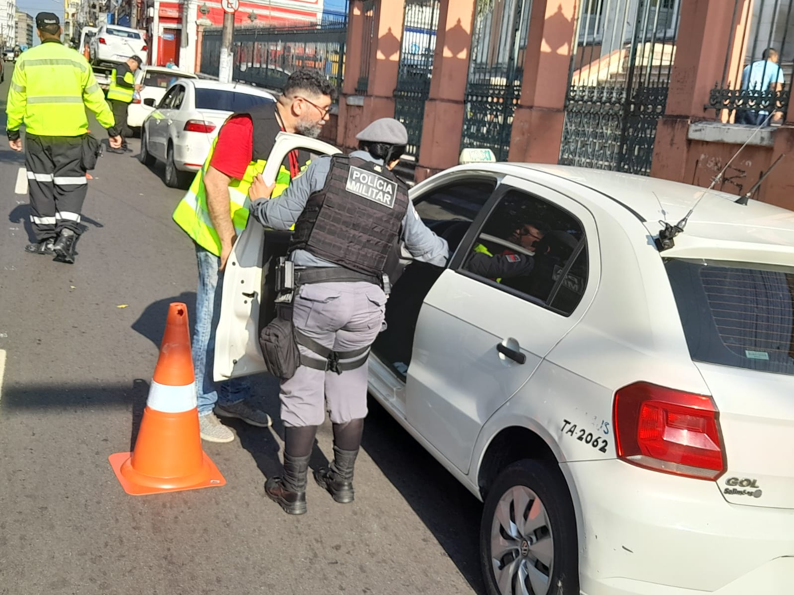 Fiscalização apreende táxis irregulares em Manaus