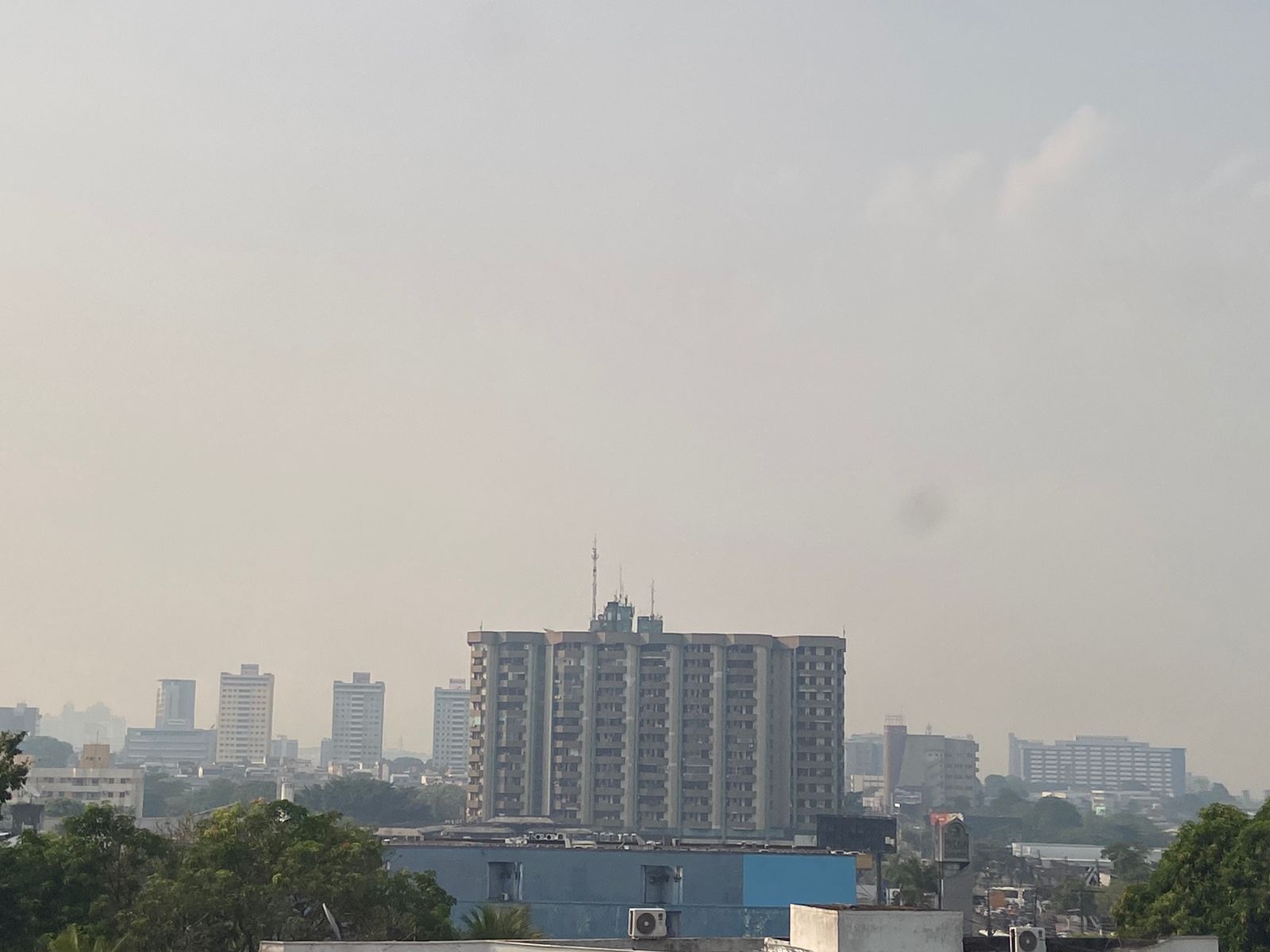 Nível do ar é considerado péssimo em Manaus; cidade está coberta por fumaça