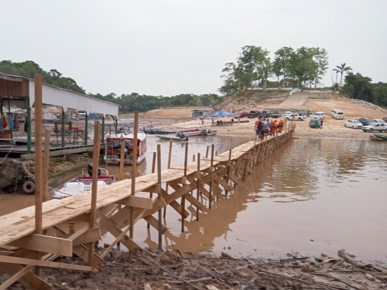 Com seca dos rios, ponte é construída na marina do Davi em Manaus
