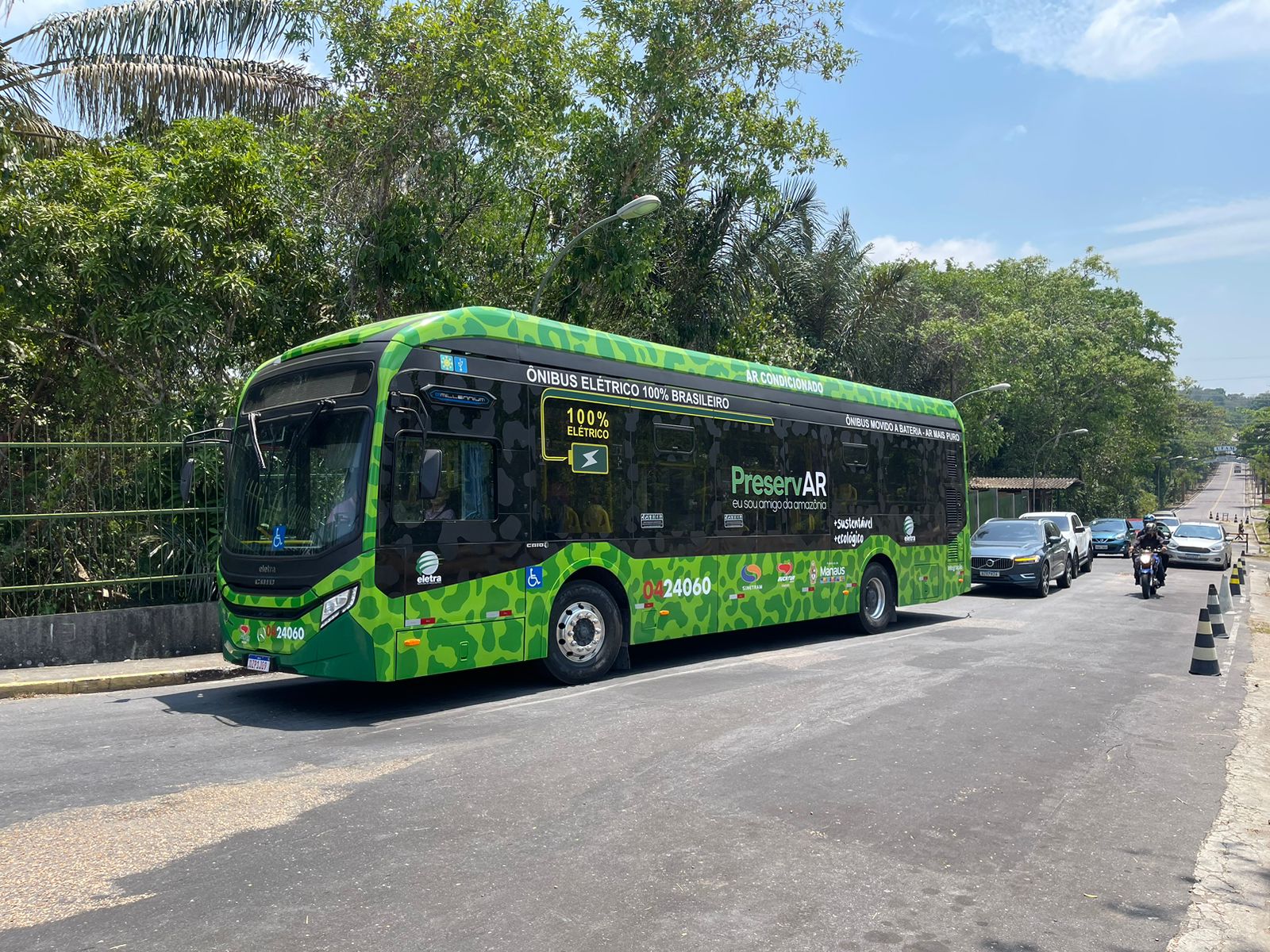 Ônibus elétrico que vai atender Ufam realiza viagem teste em Manaus