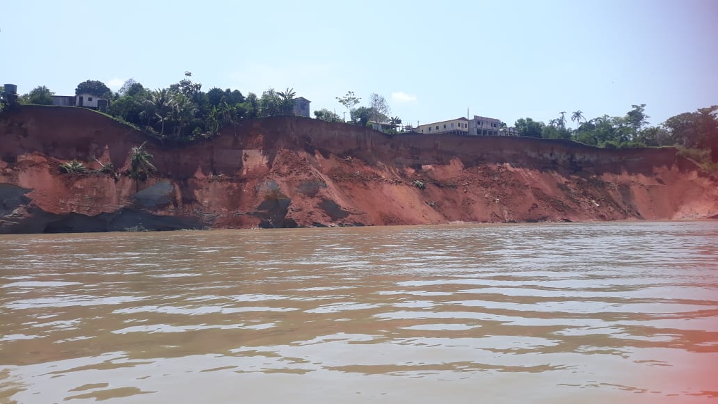 Desbarrancamento de terra engole casas e mata moradores no Amazonas 