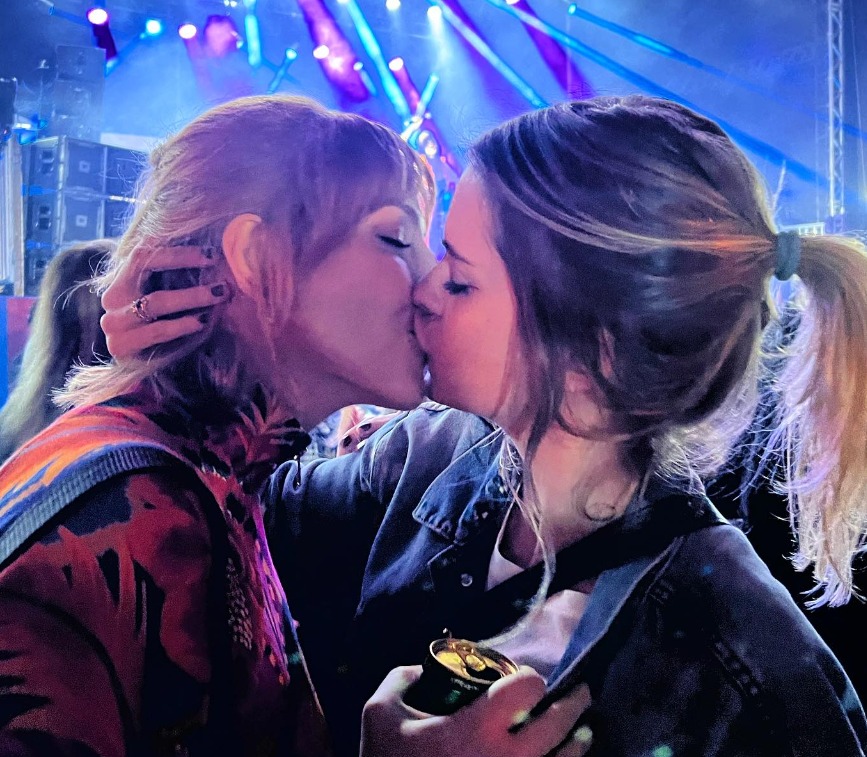 Titi Müller anuncia fim do namoro com Lívia Lobato