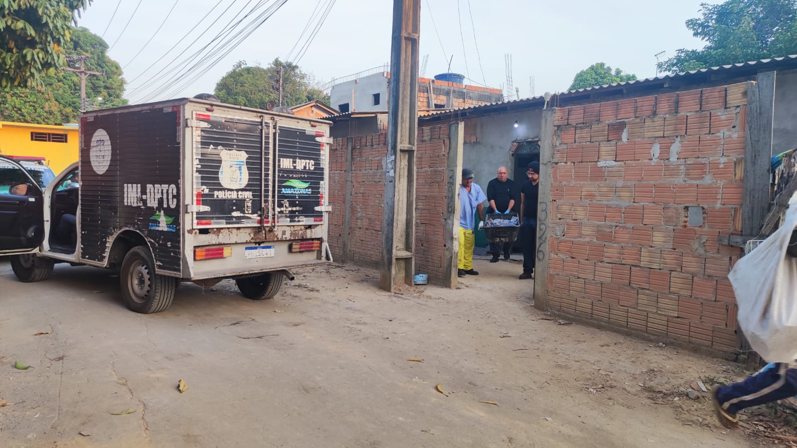 Padrasto e enteado são executados enquanto dormiam em casa em Manaus