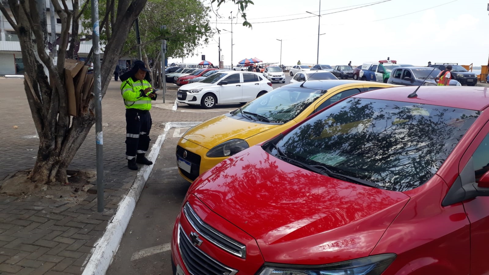 Fiscalização combate estacionamento irregular em Manaus