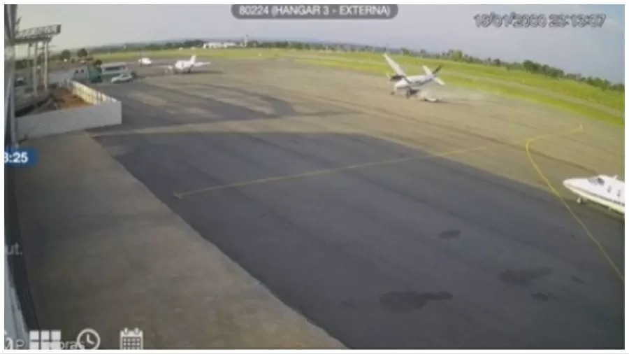 Avião derrapa em pista, explode e deixa dois mortos em Aeroporto