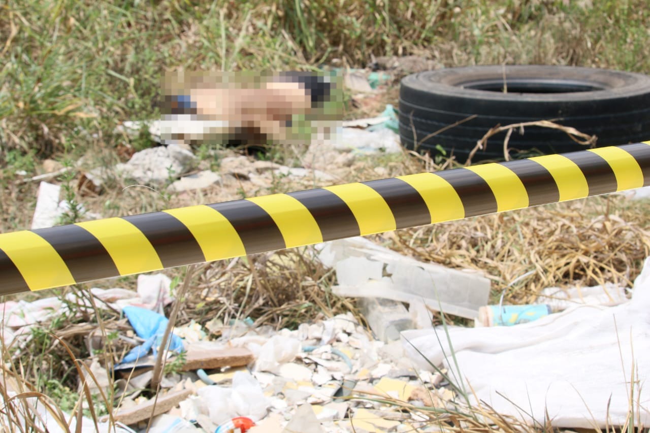 Corpo de jovem é jogado de carro em avenida de Manaus