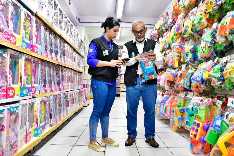 Brinquedos irregulares são recolhidos durante operação do Ipem em Manaus