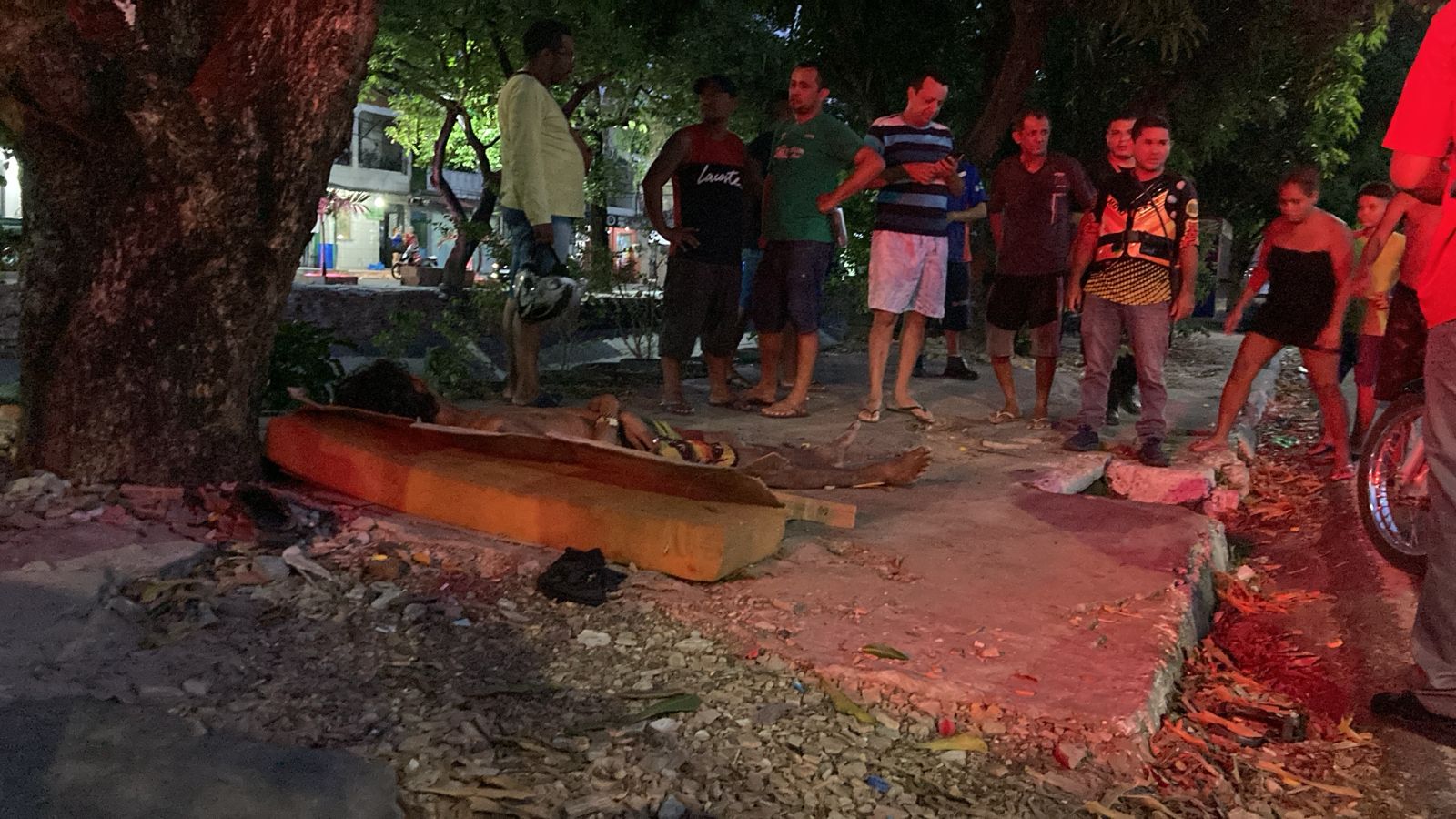Homem é encontrado morto ao lado de árvore em Manaus