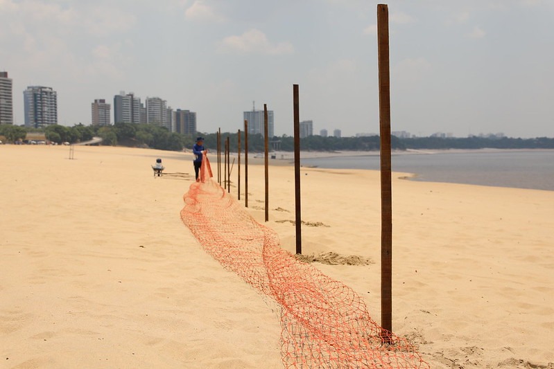 Cerca é instalada na praia da Ponta Negra em Manaus