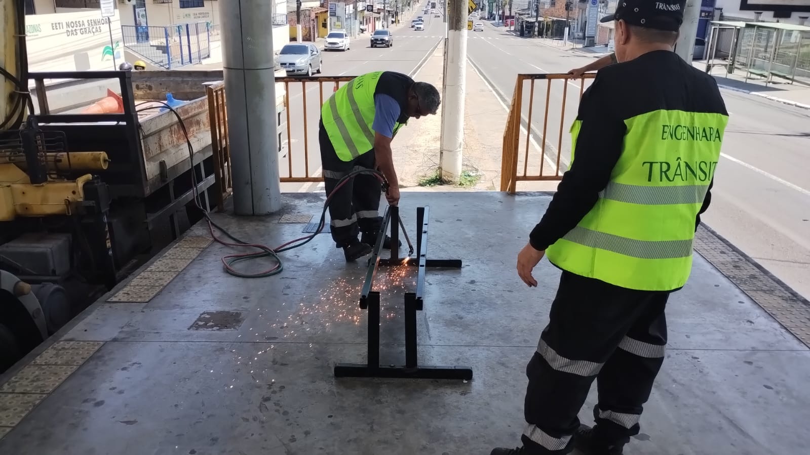 Bancos em paradas de ônibus são destruídos em atos de vandalismo em Manaus