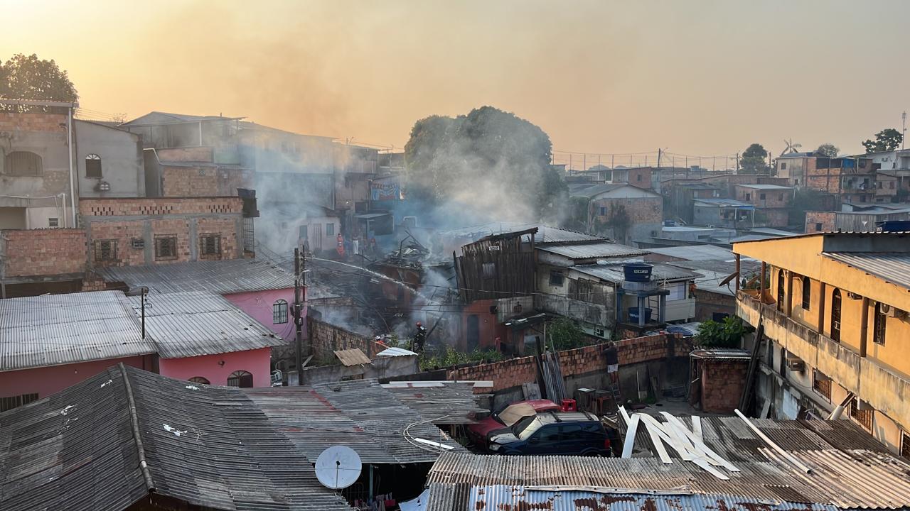 Incêndio destrói casas e apavora moradores em Manaus 