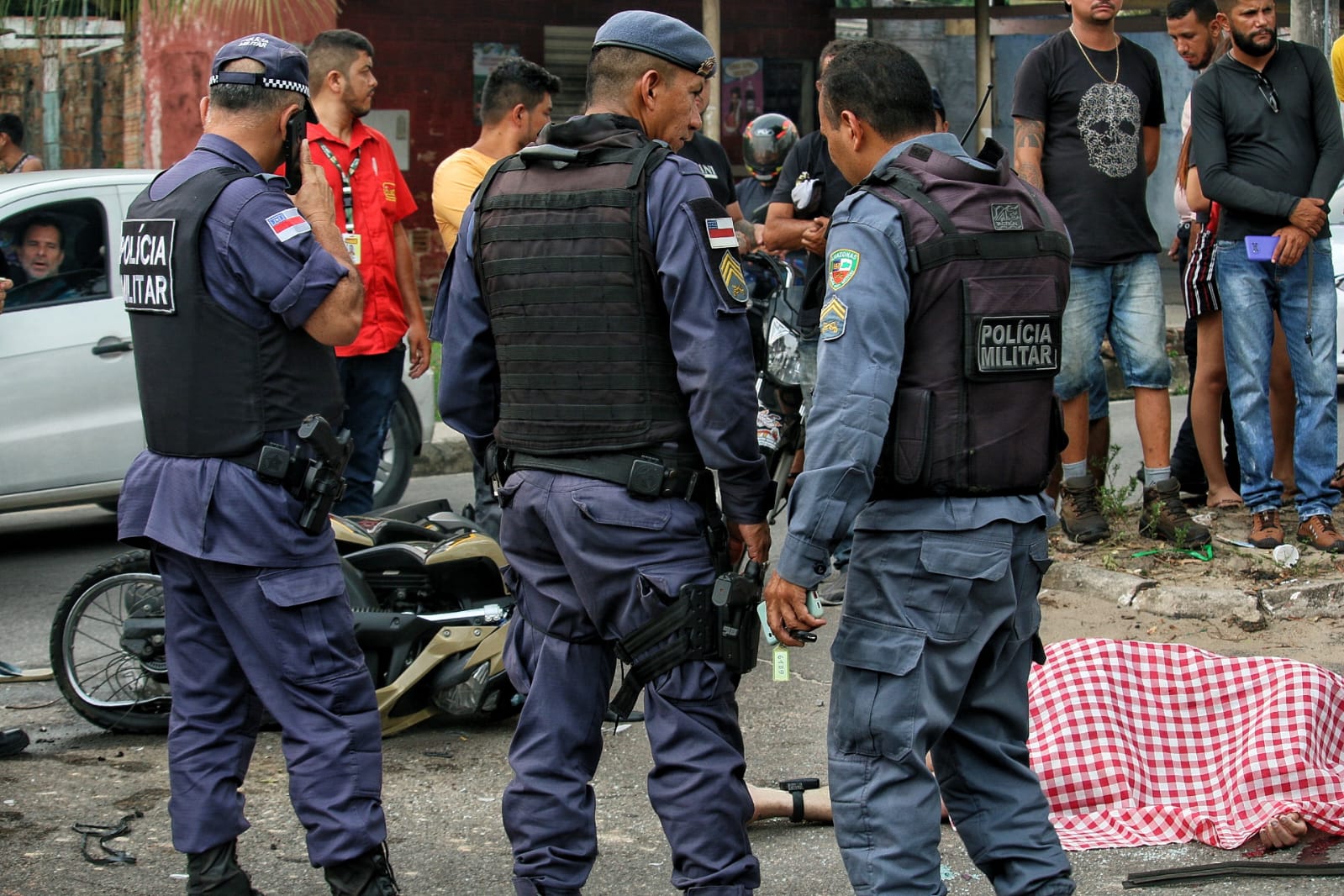 Motociclista morre ao colidir violentamente contra carro em Manaus