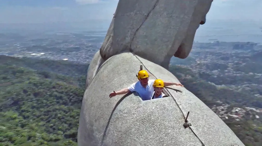 Aos 88 anos, Renato Aragão volta a subir estátua do Cristo Redentor 