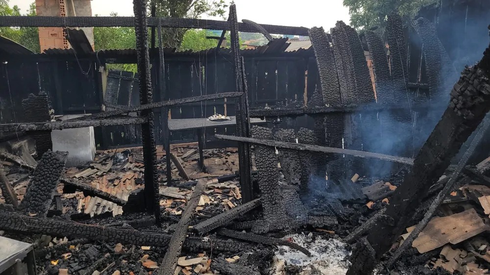 Homem incendeia casa com ex-mulher e amigas dentro