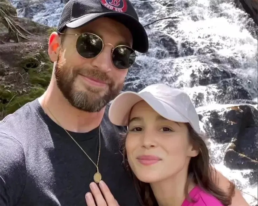 Chris Evans confirma casamento com Alba Baptista, atriz luso-brasileira