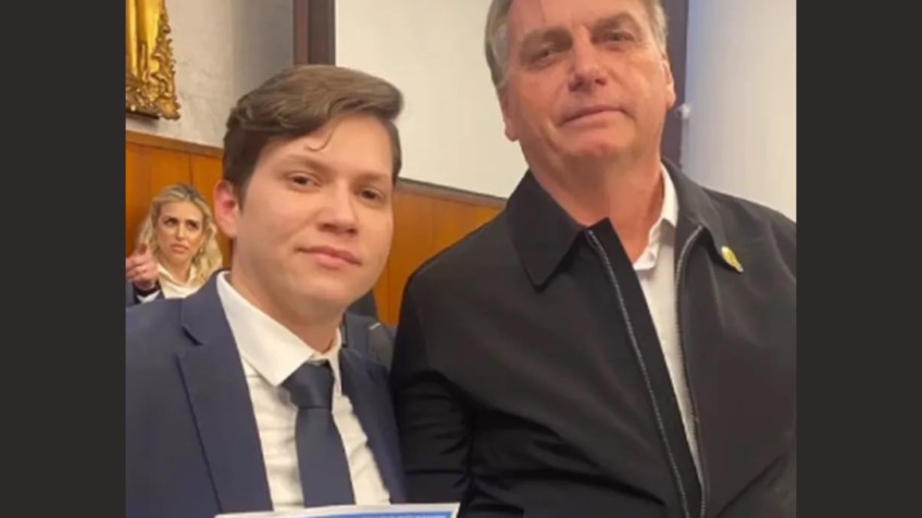 Bolsonaro conversa com mãe da influenciadora Karol Eller, morta aos 36