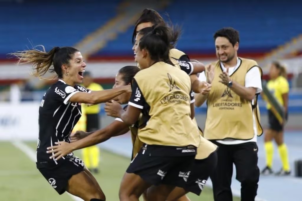 Corinthians deslancha no fim, goleia e vai à semi da Libertadores feminina