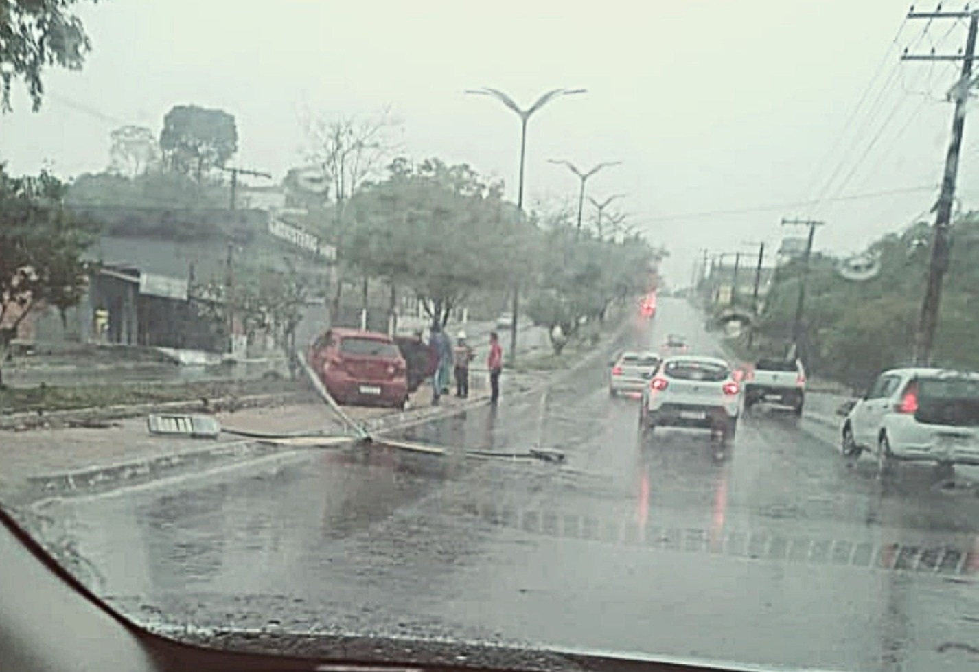 Carro desliza na pista e atinge poste durante acidente em Manaus