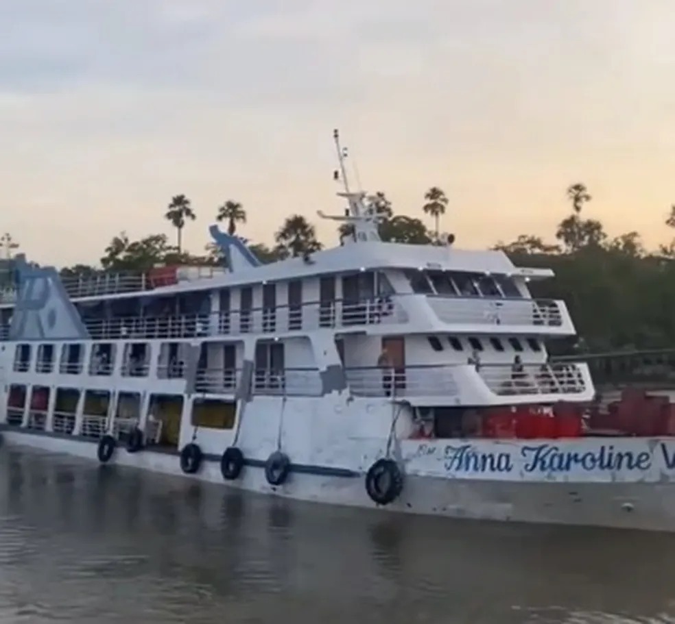 Passageiros entram em pânico após água invadir barco com destino a Manaus