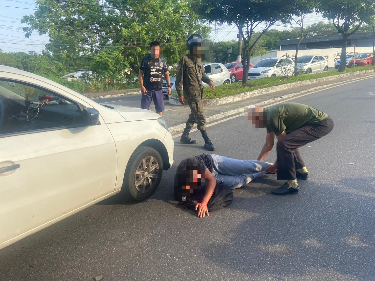 Acidente deixa homem ferido e trânsito complicado em avenida de Manaus