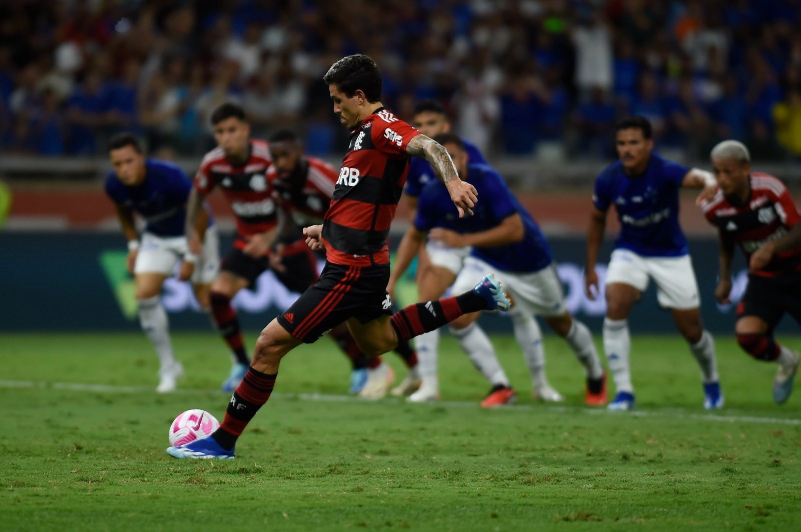 Flamengo brilha na estreia de Tite, vence o Cruzeiro e se aproxima do Z-4