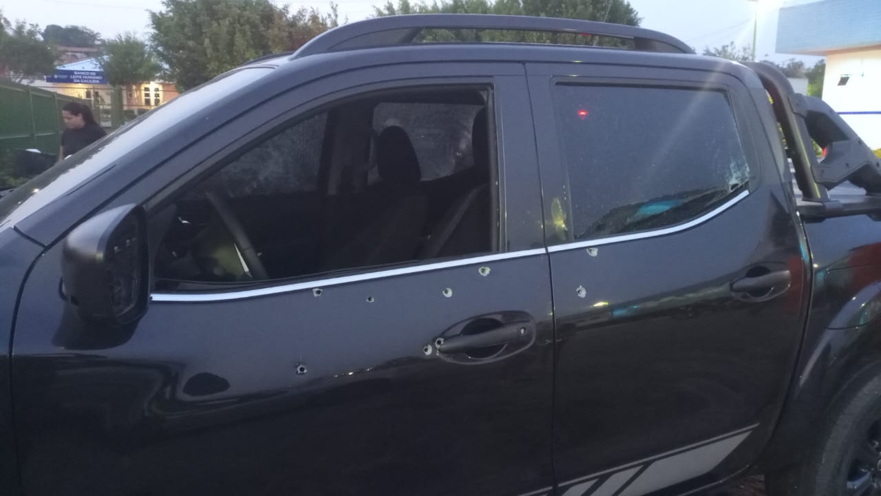 Homem morre após ter carro crivado de balas em Manaus