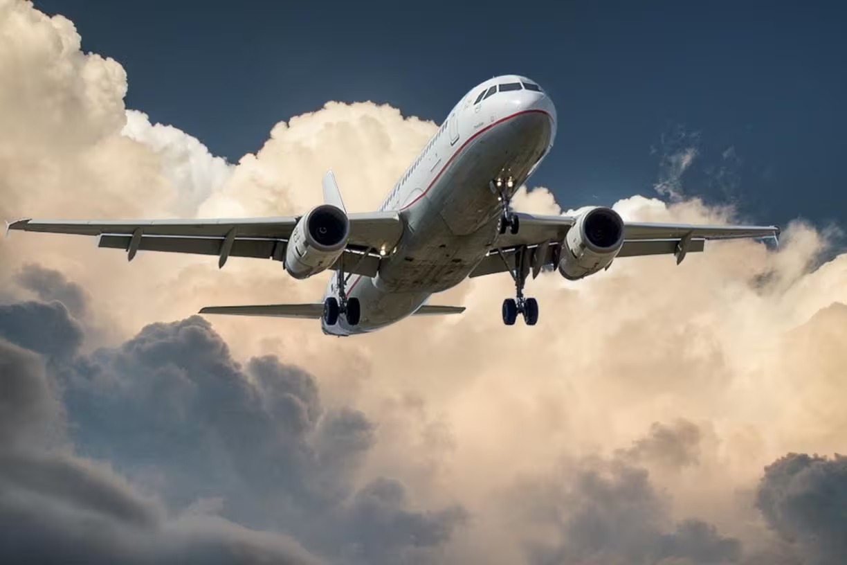 Piloto tentar desligar motores de avião com mais de 80 a bordo e é preso