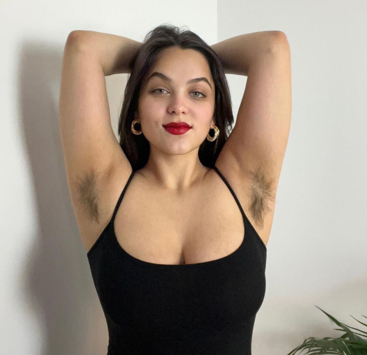 Influencer lucra R$ 3 milhões mostrando as axilas peludas na internet