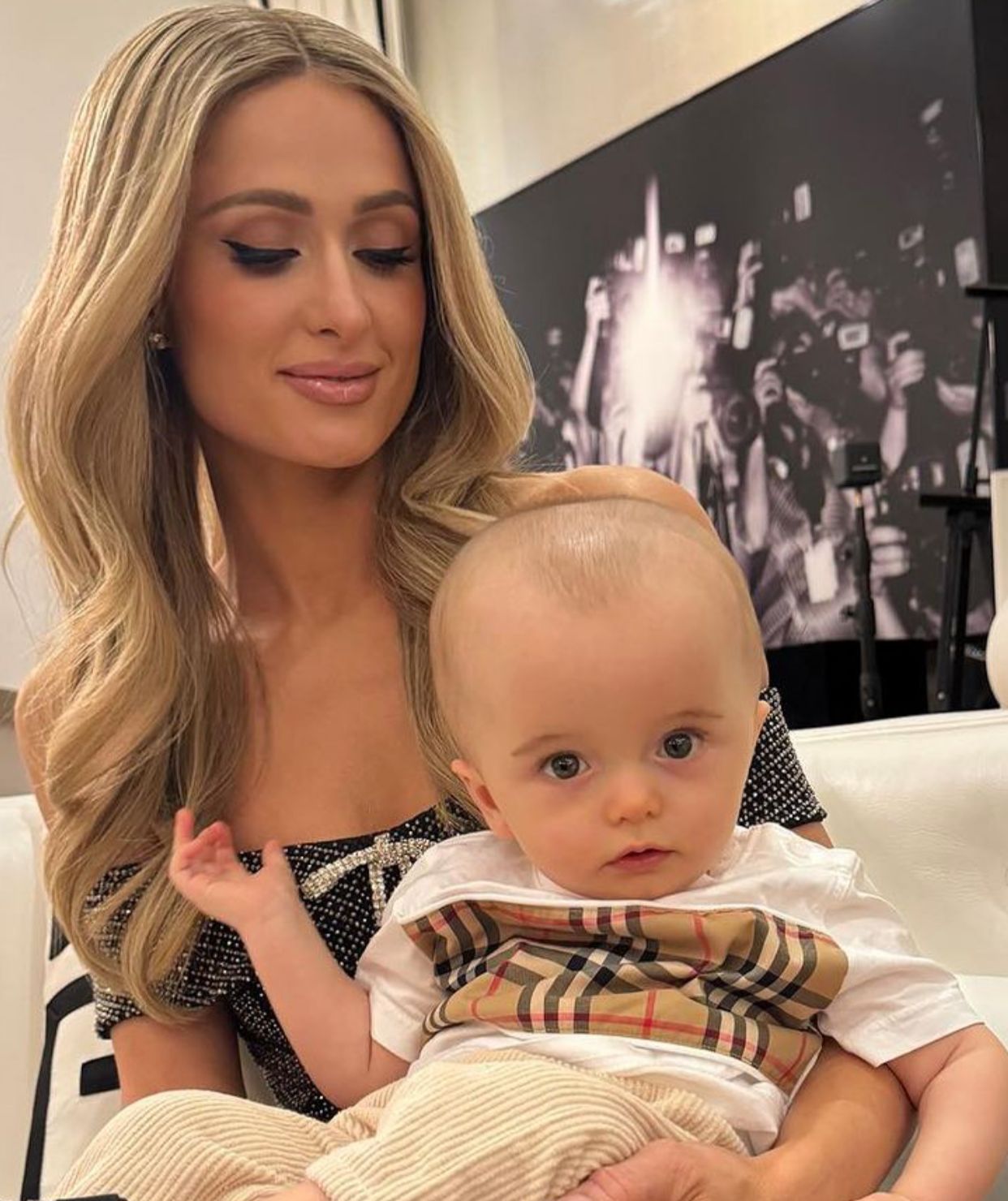 Paris Hilton rebate ataques sobre aparência do filho: 'pessoas doentes'