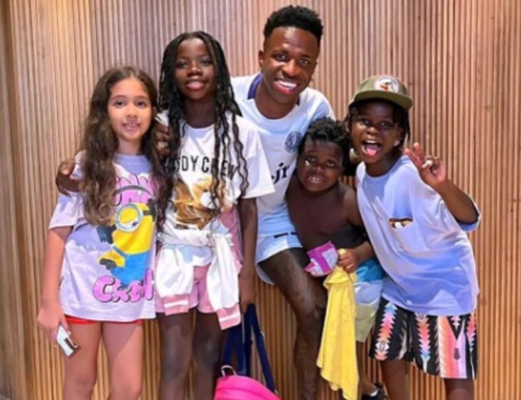 Bruno Gagliasso mostra encontro dos filhos com Vini Jr