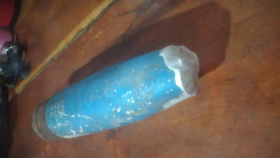 Criança encontra bomba enquanto brincava em praia no Amazonas