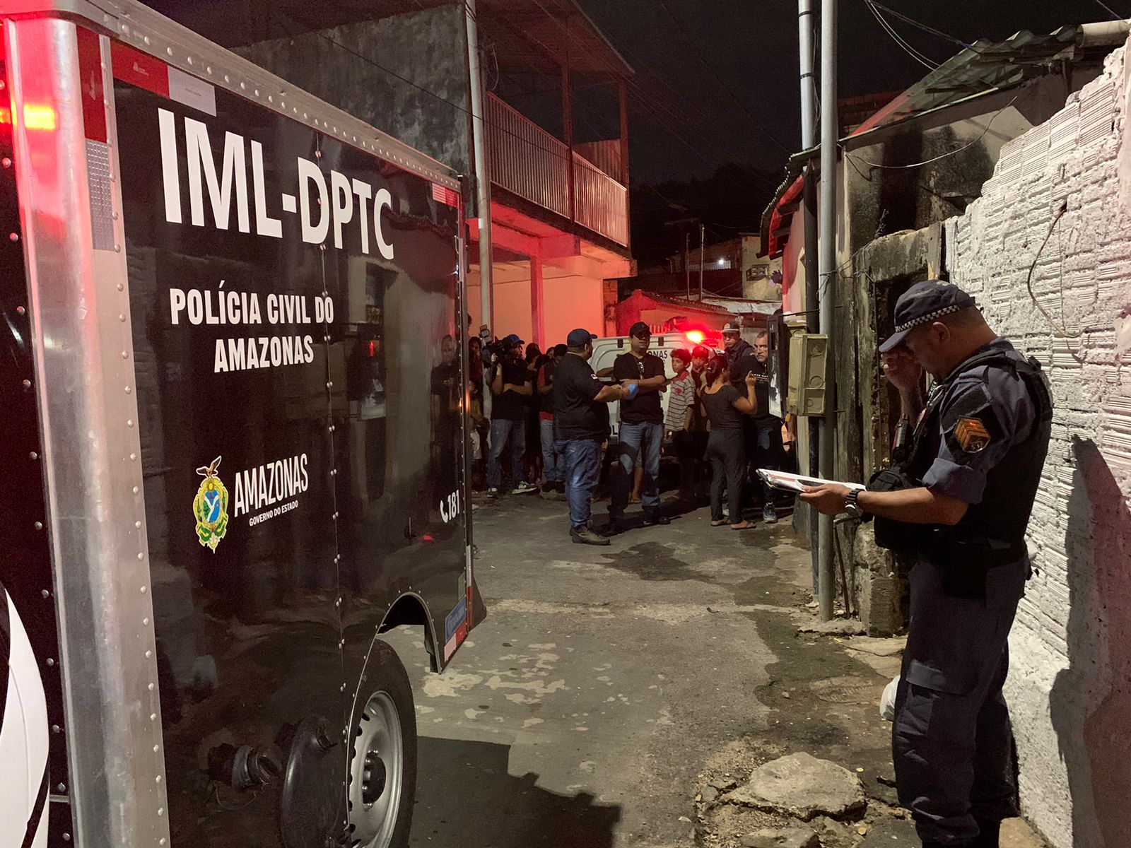 Pai é expulso de casa por atiradores e ouve filho ser executado em Manaus