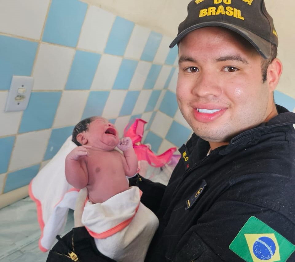 Militares ajudam em parto de indígena durante missão humanitária no Amazonas