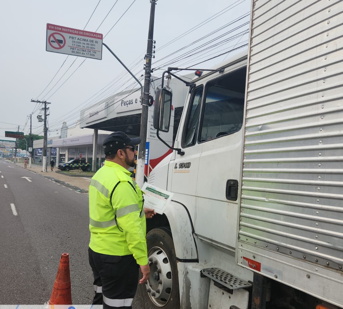 Veículos pesados são multados circulando em áreas proibidas em Manaus
