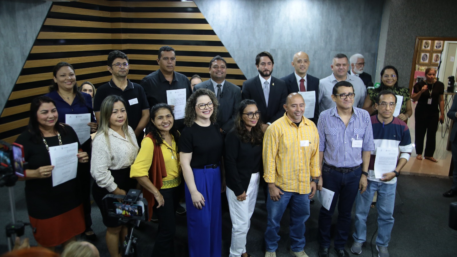 CMM empossa 14 novos servidores aprovados no concurso de 2003