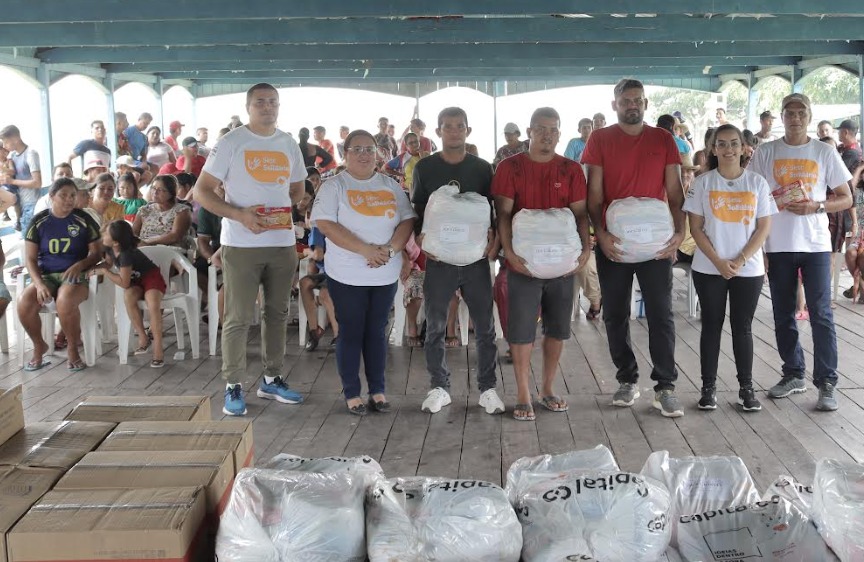 Sesc Amazonas entrega doações para famílias atingidas pela seca no Careiro da Várzea