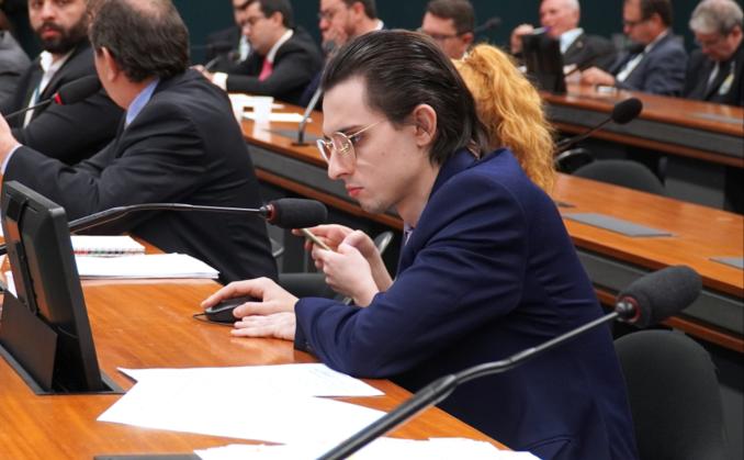 Proposta que prevê remoção de medidores aéreos de energia avança na Câmara