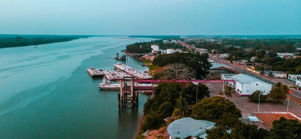 Ao ser chamado de corno, homem se revolta e agride ‘colega de bar’ com remada na cabeça