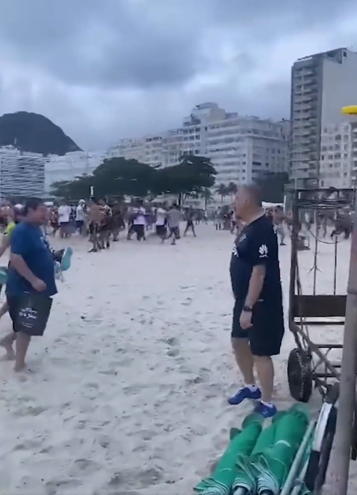Torcedores de Fluminense e Boca Juniors brigam em Copacabana antes de decisão