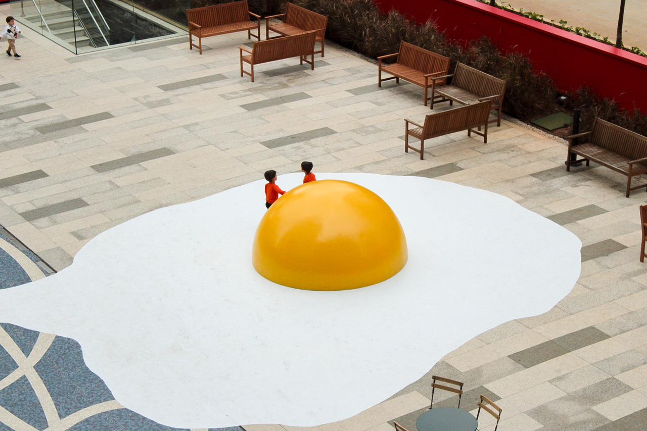 Ovos fritos gigantes são expostos no Largo São Sebastião em Manaus; entenda