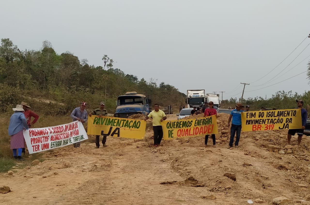 BR-319 segue bloqueada por manifestantes que fazem exigências
