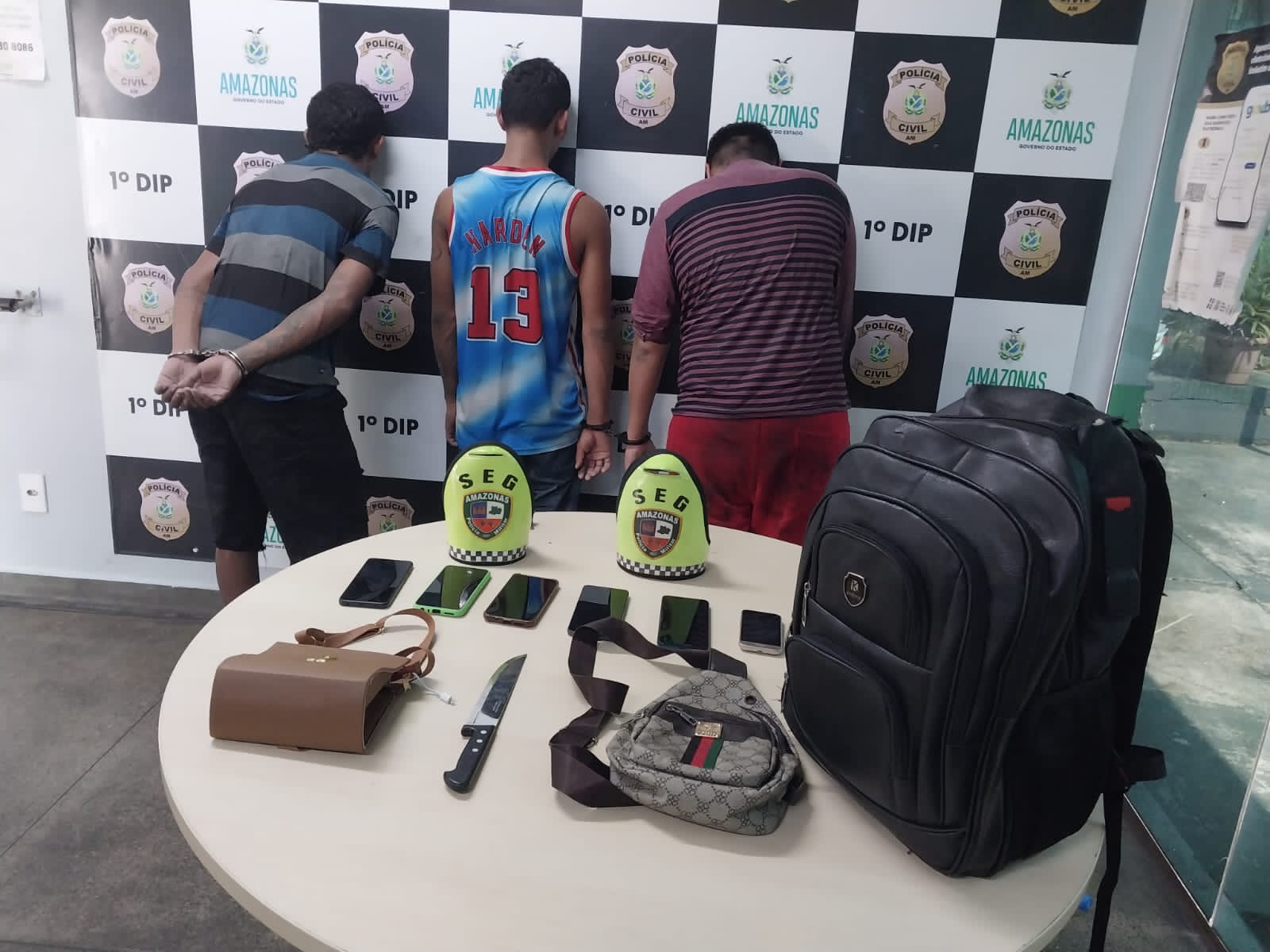 Passageira é esfaqueada durante assalto a ônibus em Manaus e trio é preso