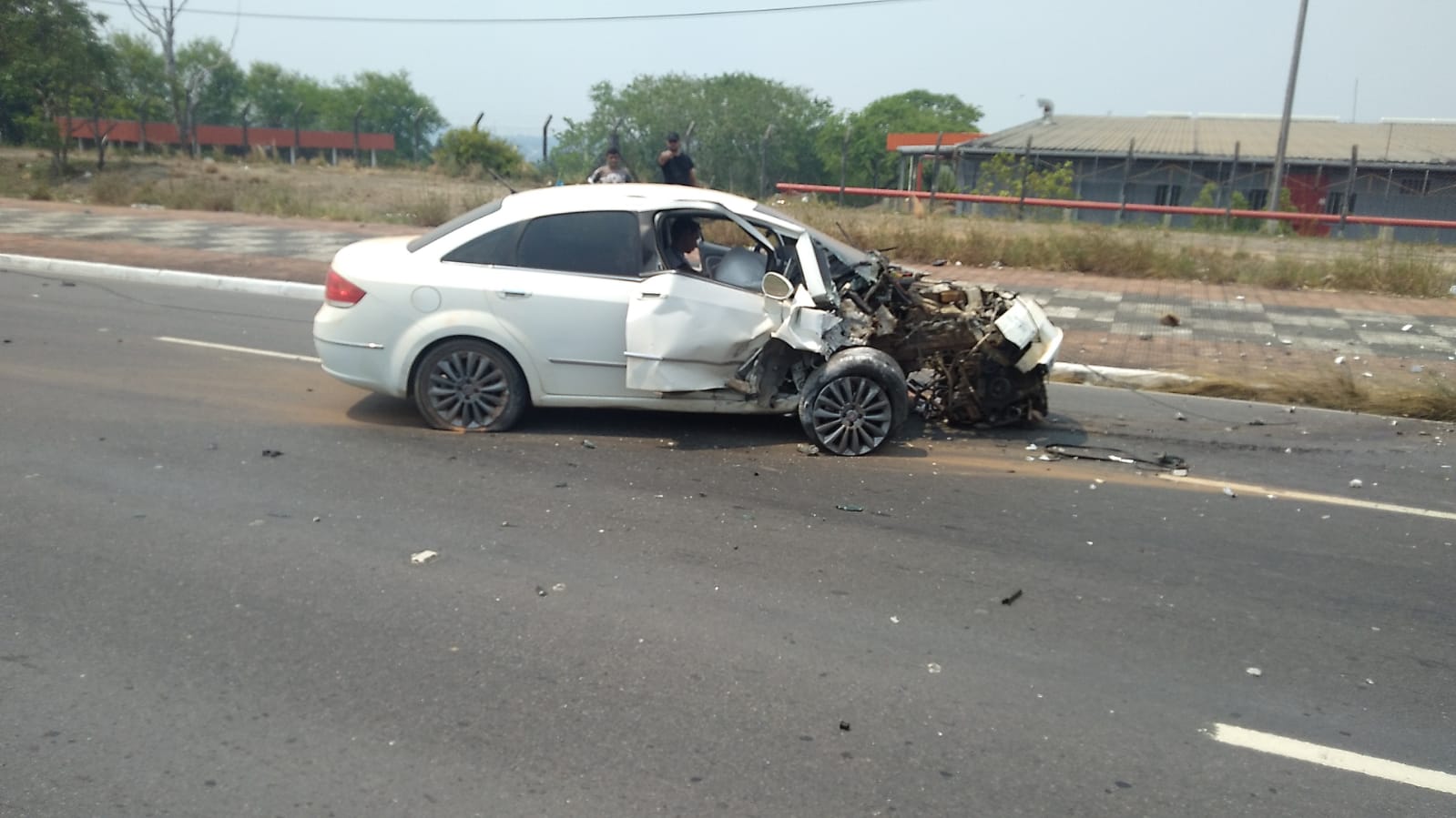 Homem perde controle de carro e atinge poste em avenida em Manaus