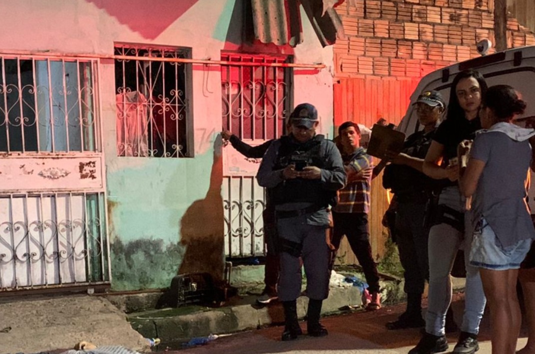 Pistoleiros executam homem no meio da rua e fogem de carro em Manaus