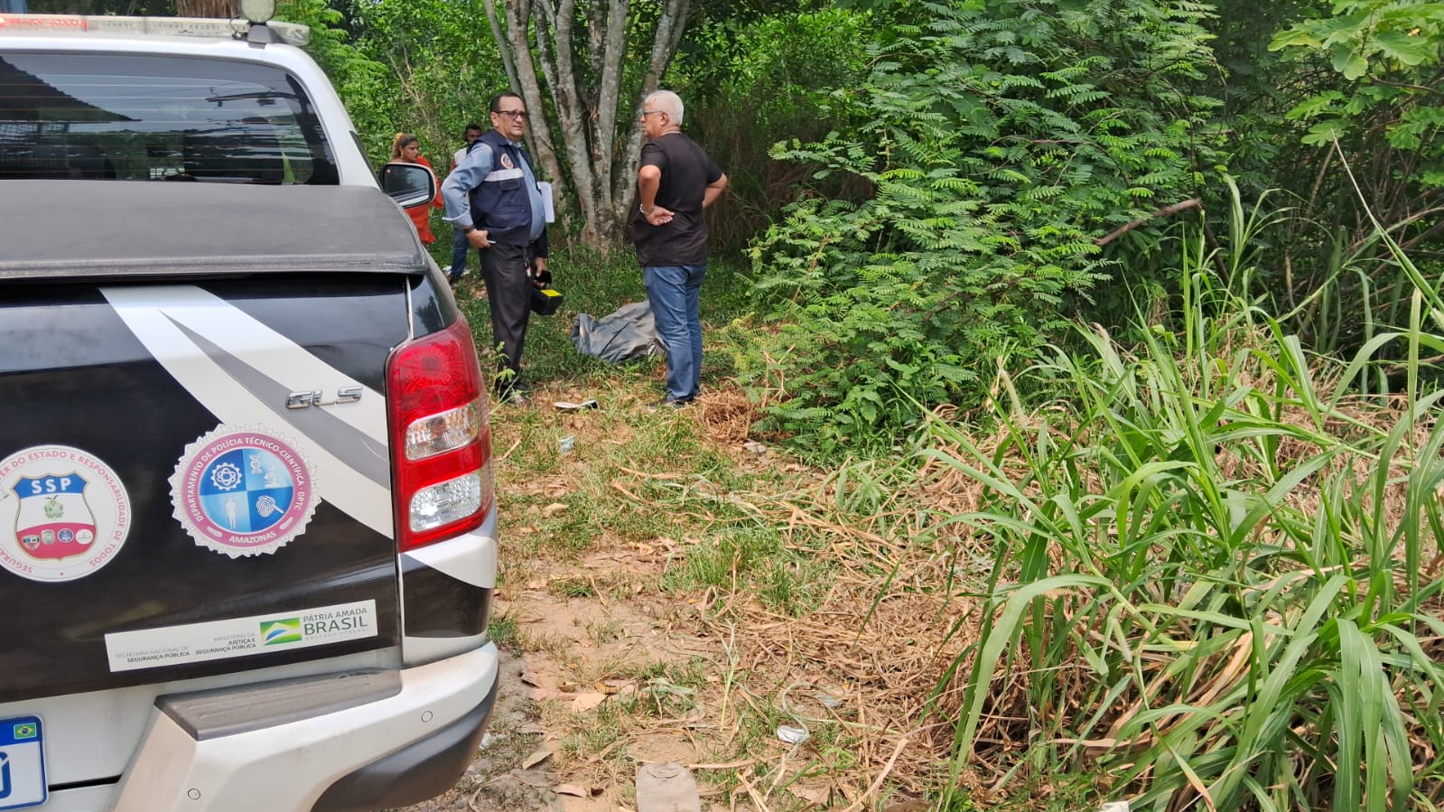 Corpo de homem é encontrado boiando dentro de igarapé em Manaus