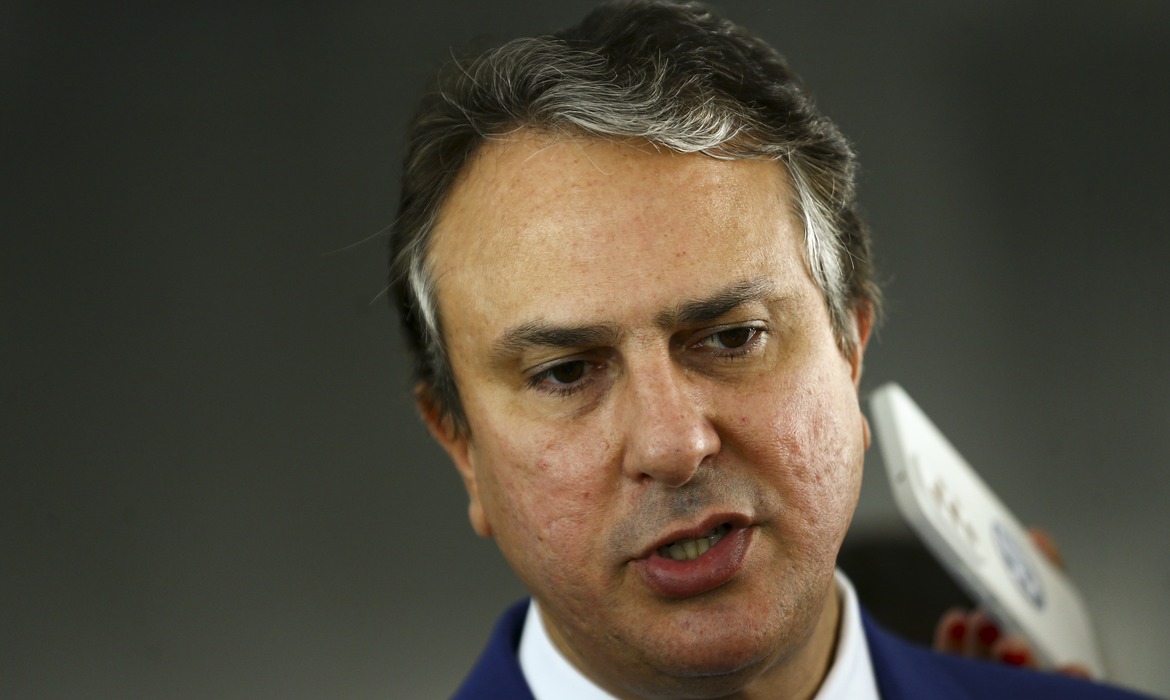 Ministro descarta cancelar Enem após vazamento de provas